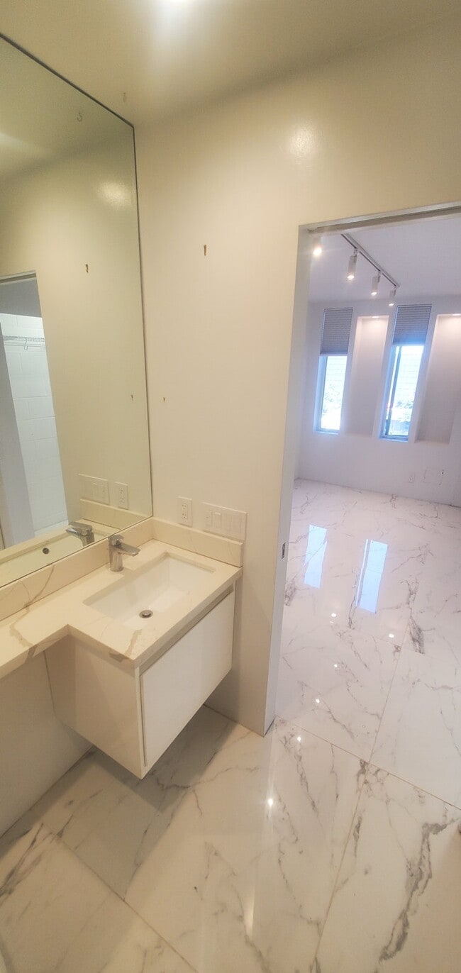 Building Photo - 705 E Balboa Blvd Unit A