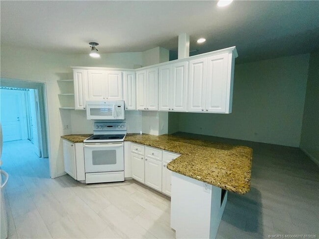 Photo - 781 SW Balmoral Trce
