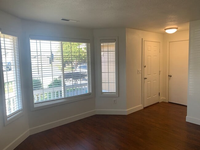 Photo - ***Newly Renovated Spacious and Bright 3 B...