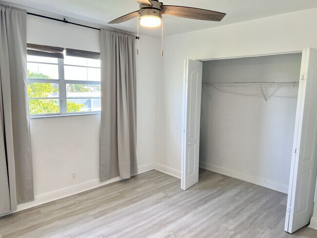Bedroom - 110 SE 2nd St Unidad 307 Rental
