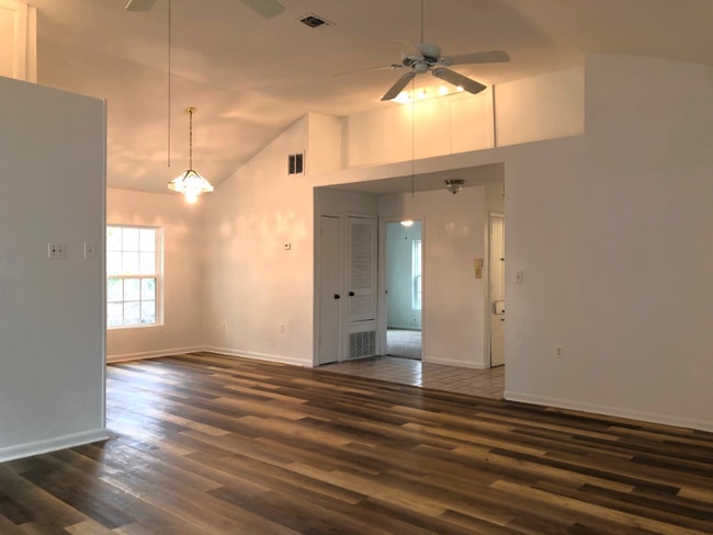 Photo - 302 Pecan Dr