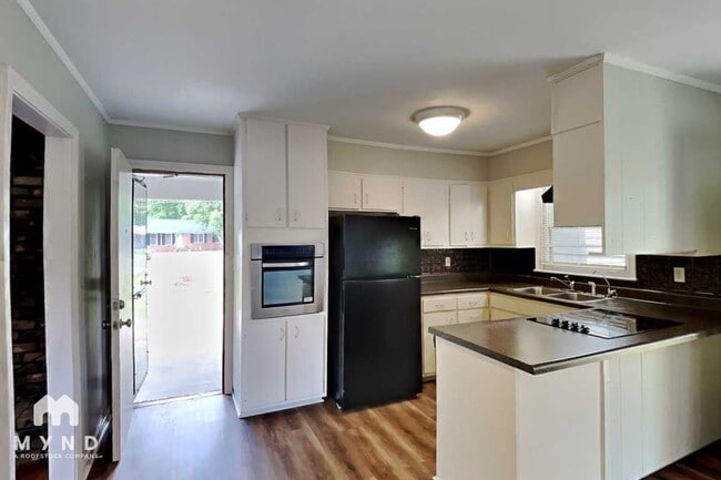 Photo - 877 Twin Lake Dr NE