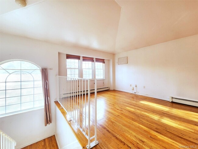 Building Photo - 1516 Jarvis Ave Unit 2nd Floor Rental