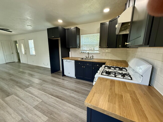 Photo - "Charming 3-Bed Oasis with 2 Full Baths in Garland – 1160 Sq Ft of Comfort at 1617 Meadowbrook!"