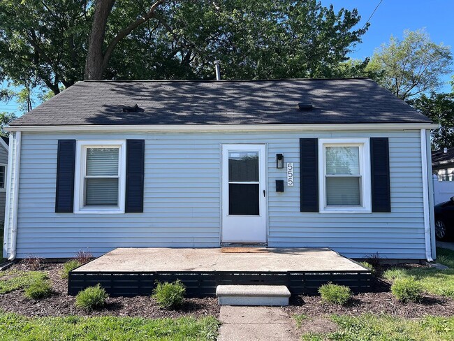 Building Photo - 555 E Mahan Ave