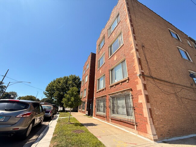 Photo - 1610 E 82nd St Unidad 2N