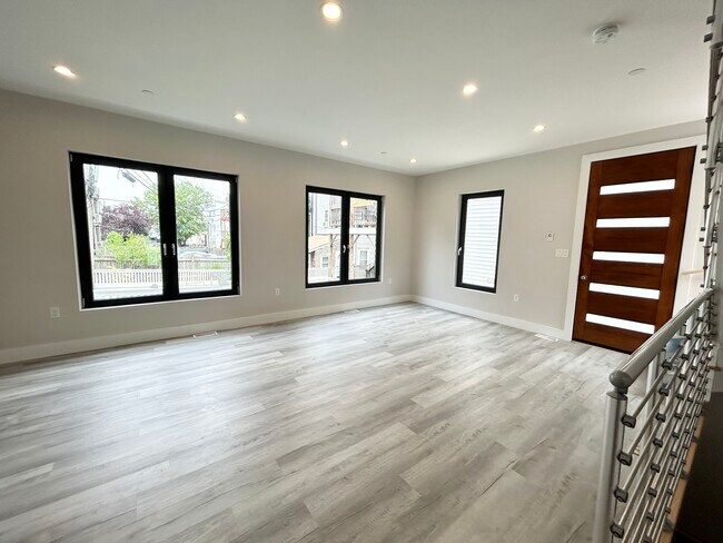 Photo - 239 W 3rd St Unit R