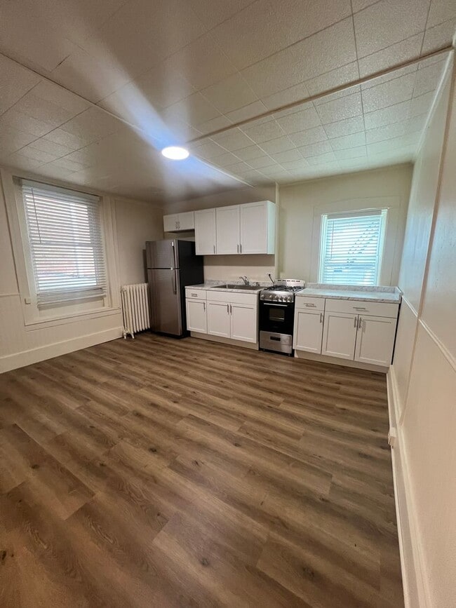 Building Photo - 114 1/2  S Queen St Unit APT-1