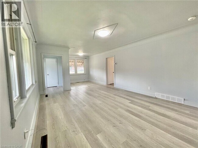 Photo - 290 E 36th St