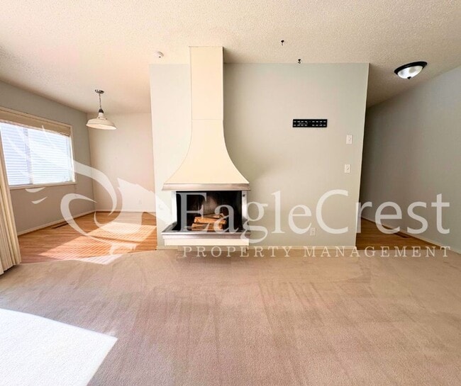 Building Photo - Convenient 3 Bedroom 2 Bathroom Condo Living With POOL Access