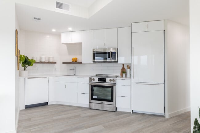 3BR, 2BA - 990SF