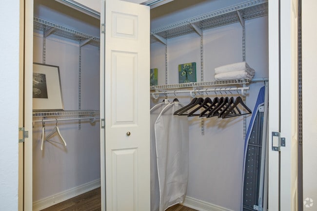 1BR, 1BA - 850 SF