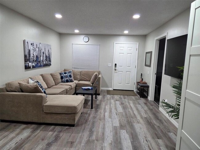 8024 Candlewoode Dr