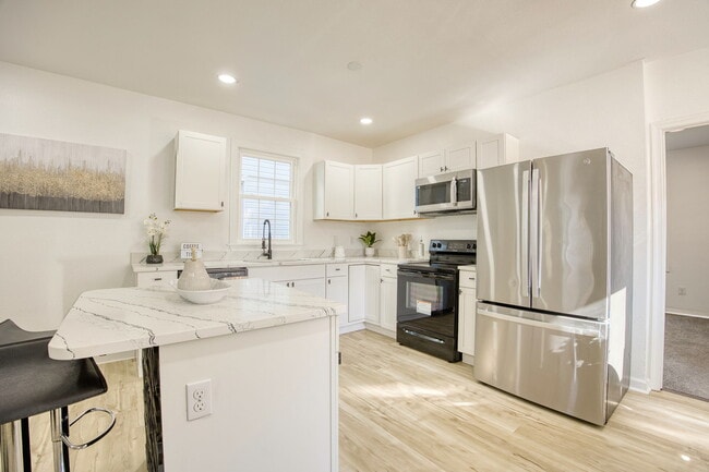 Photo - 910 Rugby St