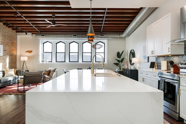 Photo - 122 College St