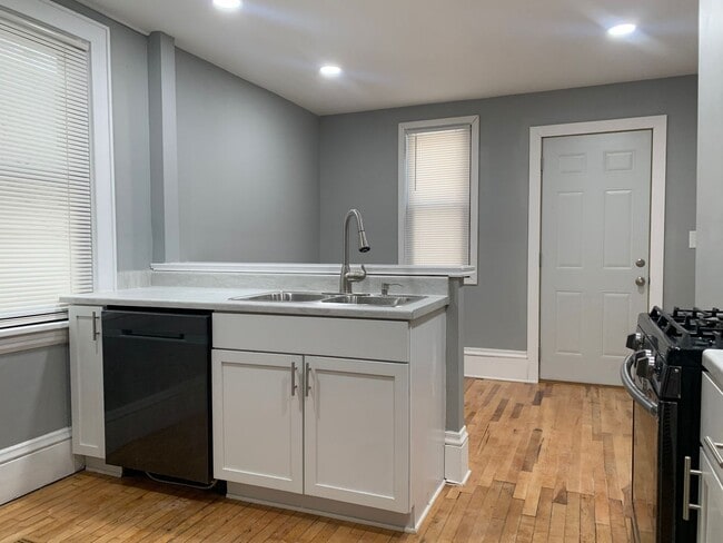 Photo - Amazing 4 Bedroom 2 Bathroom Home in Minneapolis!