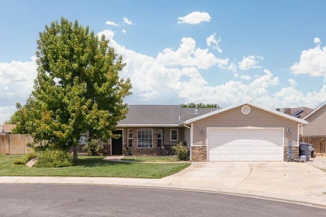 Building Photo - Charming 3 Bed, 2 Bath Home in Quiet Cul-d...