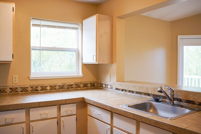 Photo - Top Floor 2 Bed 2 Bath with Vaulted Ceilin... Unidad 235-05