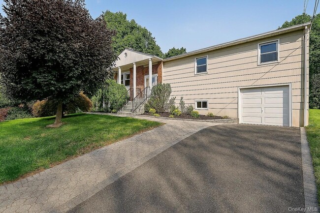 Building Photo - 568 Manville Rd Unit Upper R