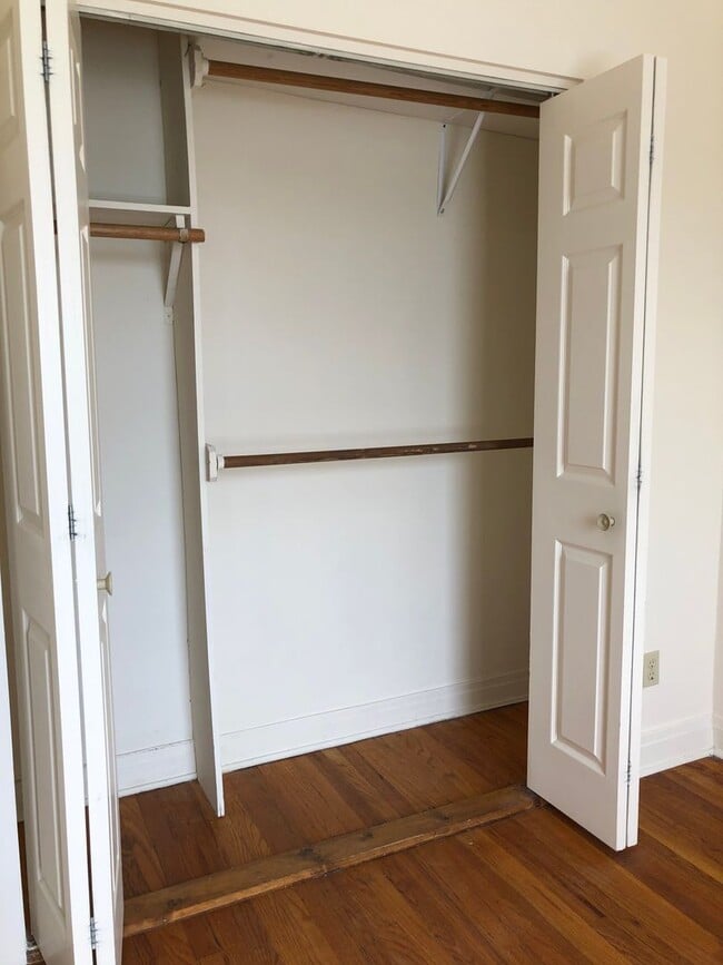 Building Photo - Fantastic Roscoe Village One Bedroom Unit 3506-1