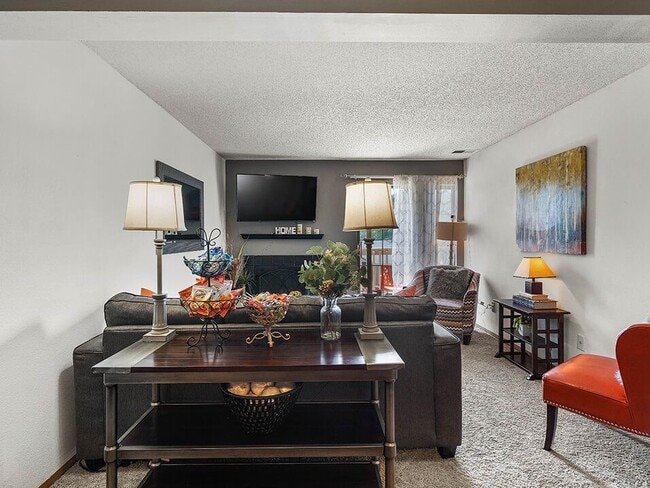 Sala de estar espaciosa - The Retreat at Woodridge Apartments