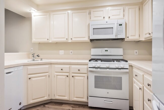 Photo - Spacious Downtown 2 bed/ 2.5 bath Condo - 2 blocks from Cottage!