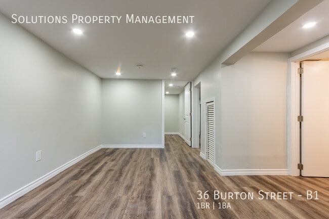 Photo - **Spacious Basement Unit w/ Lots of Storage!** Unité B1