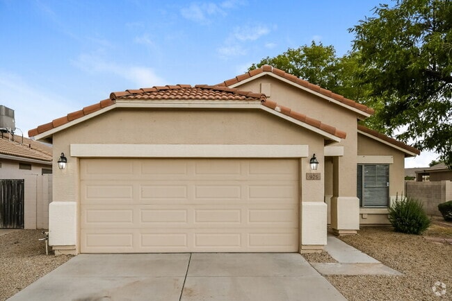 Building Photo - 975 E Vernoa St Rental