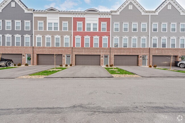 Building Photo - White Oak Court Townhomes