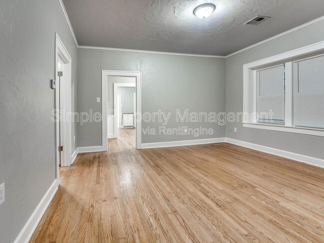 Photo - 1012 N Broadway Ave