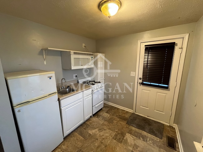 Photo - 830 E 7th St