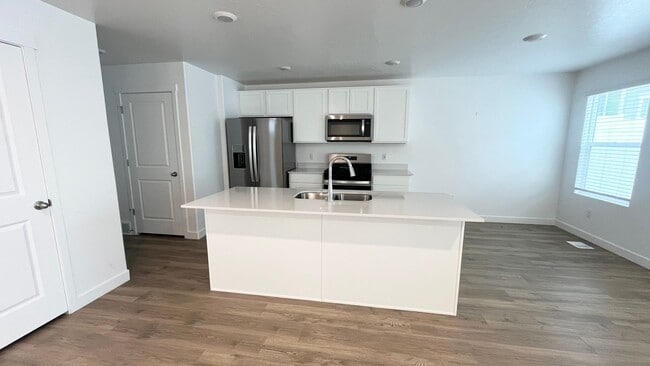 Building Photo - 3 Bedroom/2.5 Bathroom Townhouse in Magna