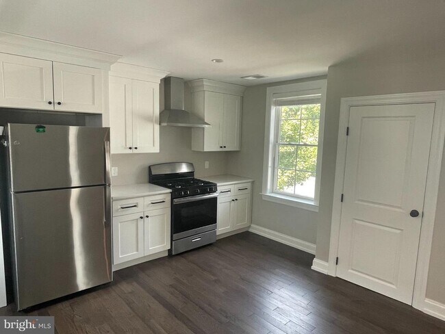 Photo - 1057 Lancaster Ave