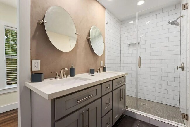 Photo - 3016 Isabella St