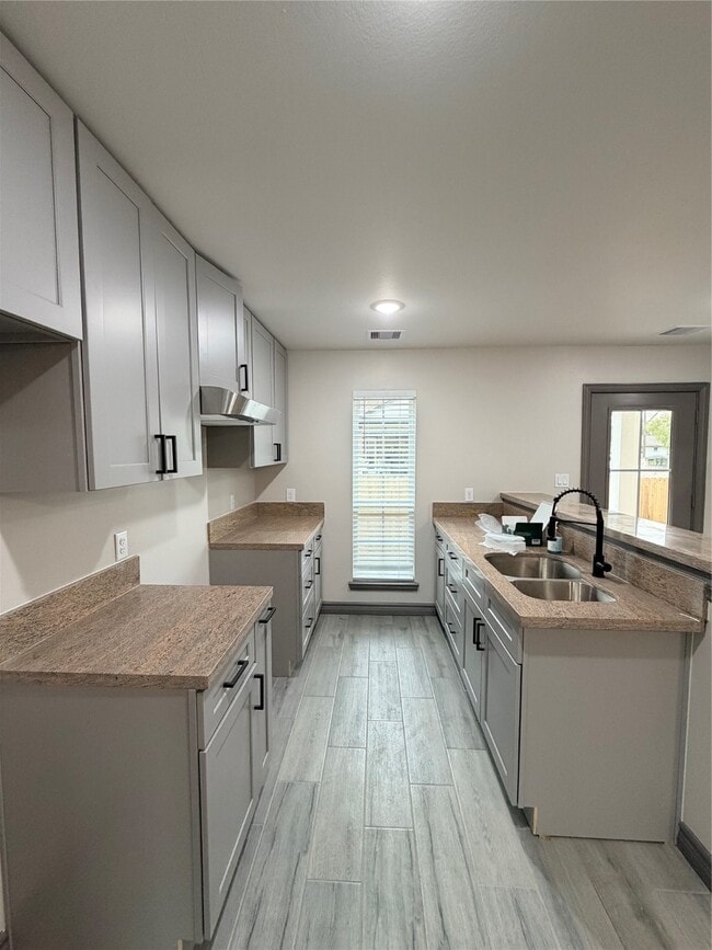 Photo - 5400 Pine Ave