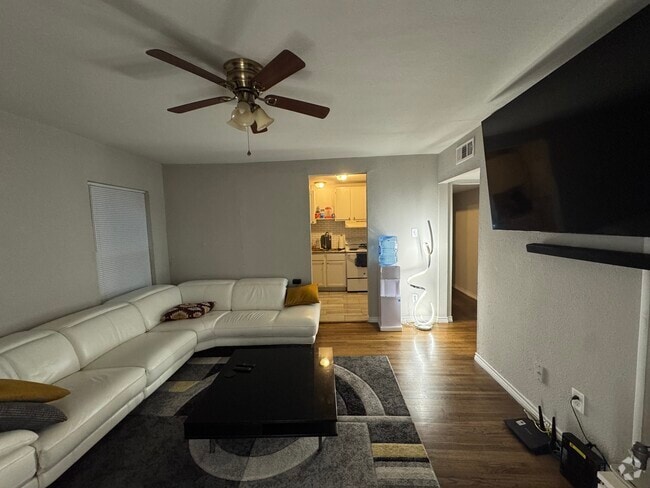 Building Photo - 321 SE 13th St Unit #A Rental