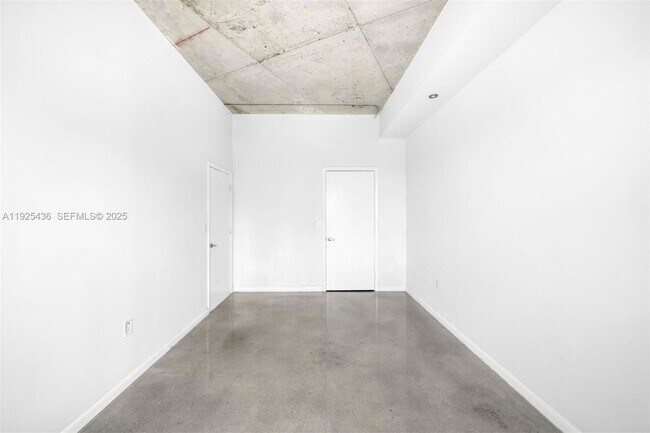 Photo - 10 SW South River Dr Unidad 18