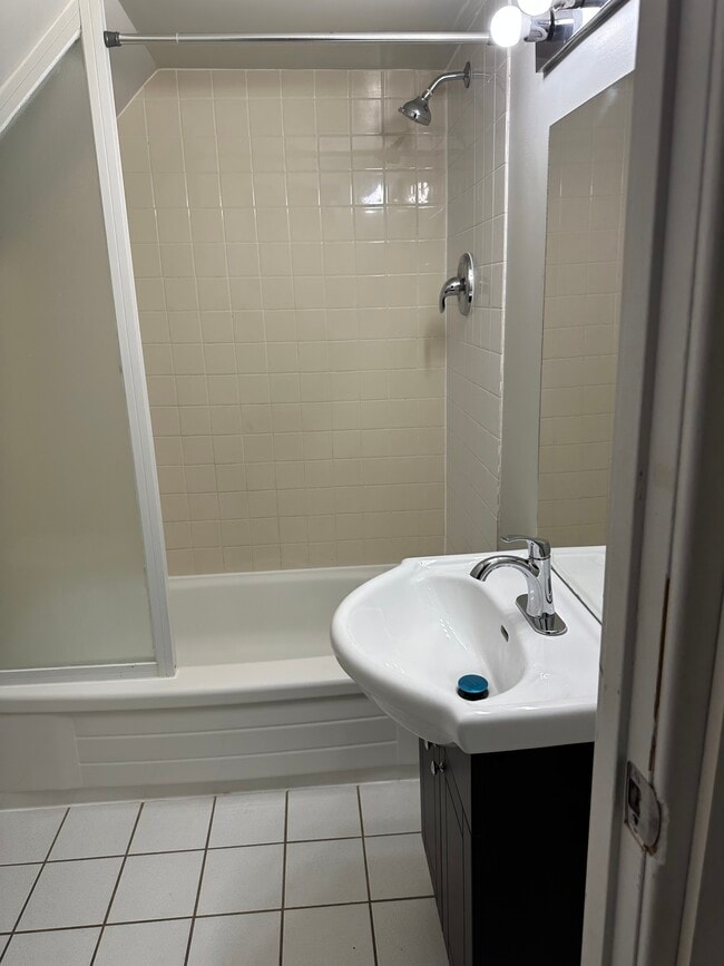 Photo - Cool One-Bedroom On Victoria For Rent! Unit 1