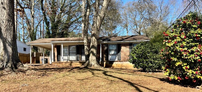 Building Photo - Updated 3 Bed/1.5 Bath Brick Ranch! Rental