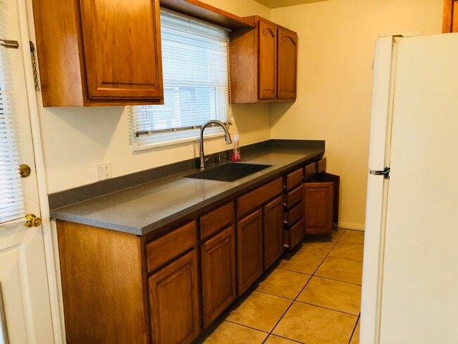 kitchen - 9068 Lucerne Ave