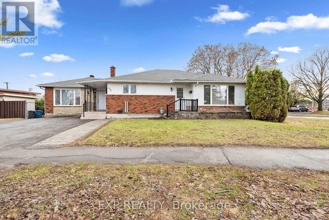 Photo - 692 Claude St