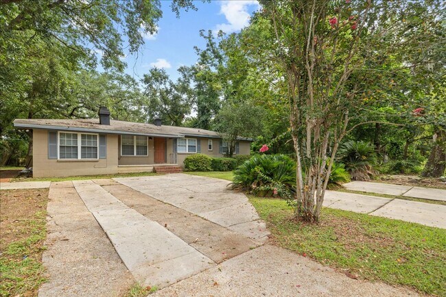Building Photo - 1812 Honeysuckle Dr