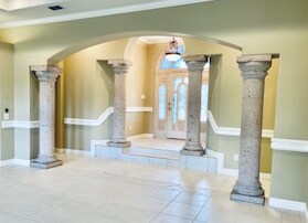 ¡IMPRESIONANTE entrada! - 10212 N 12th St