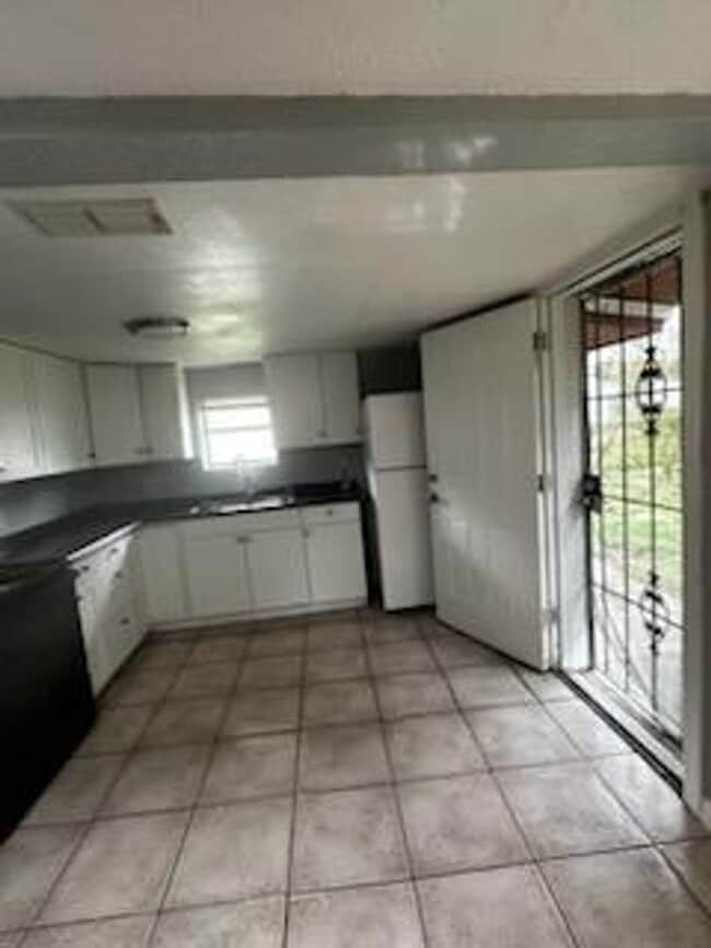Photo - Large 3/2 Single Family house available now!