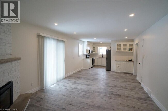 Photo - 79 Kortright Rd W