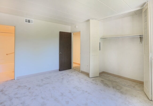 White Oak Village: Apartments - White Oak Village