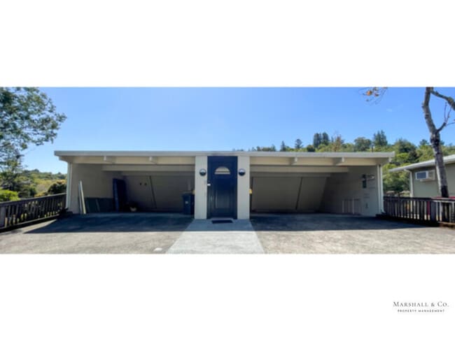 NEW LISTING! CHARMING, PRIVATE 1BR/1BA DUP... - NEW LISTING! CHARMING, PRIVATE 1BR/1BA DUP... House