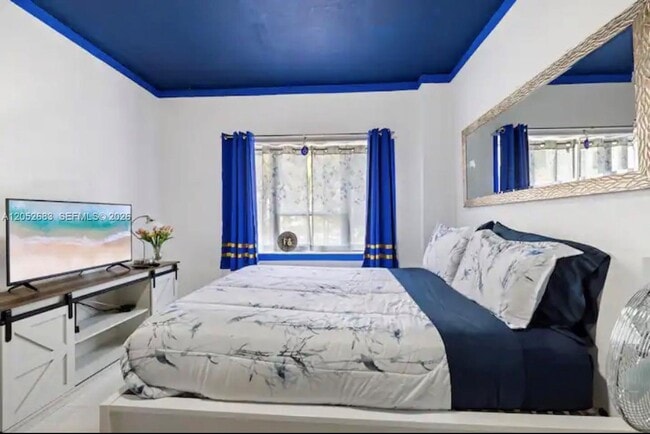 255 W 24th St Unit 302