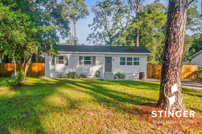 907 Belleview Cir W