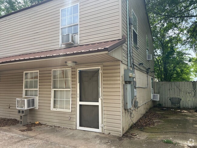 Building Photo - 2508 11th Ct Unit #B Rental